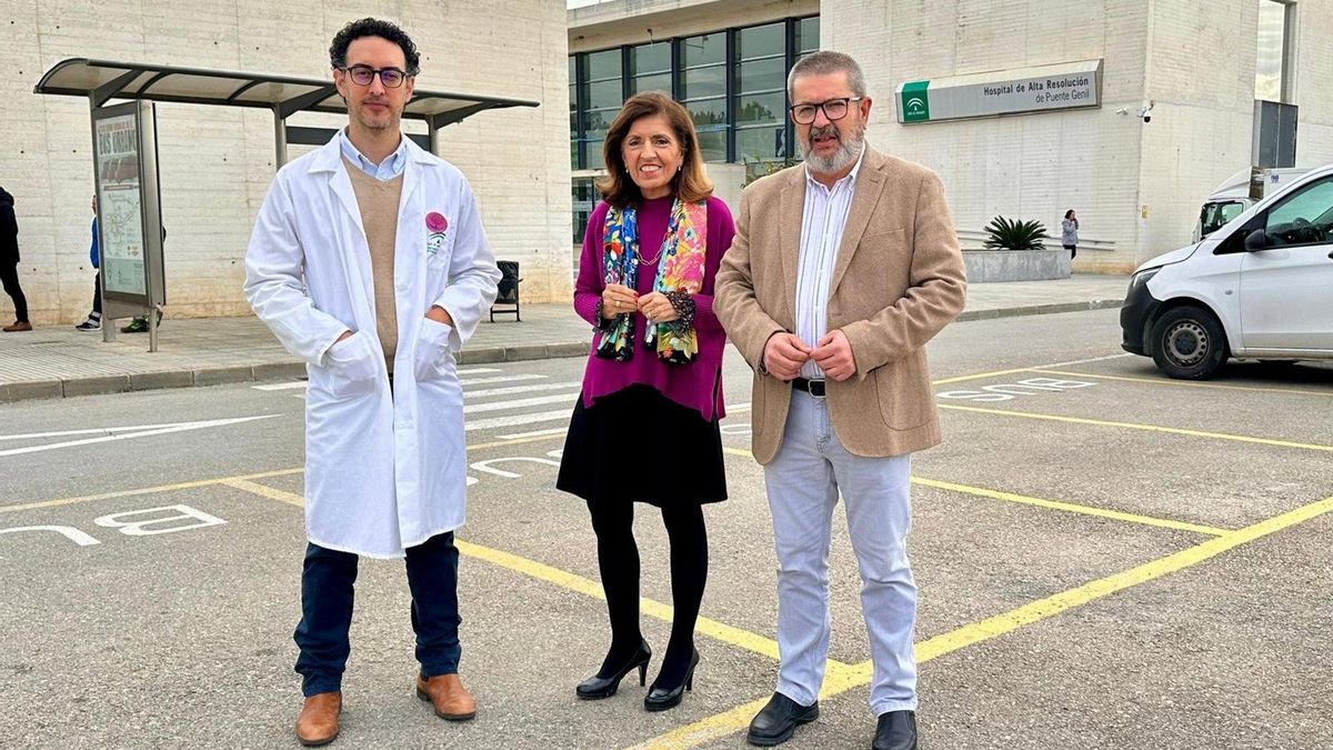 Botella (centro), ante el Hospital de Puente Genil