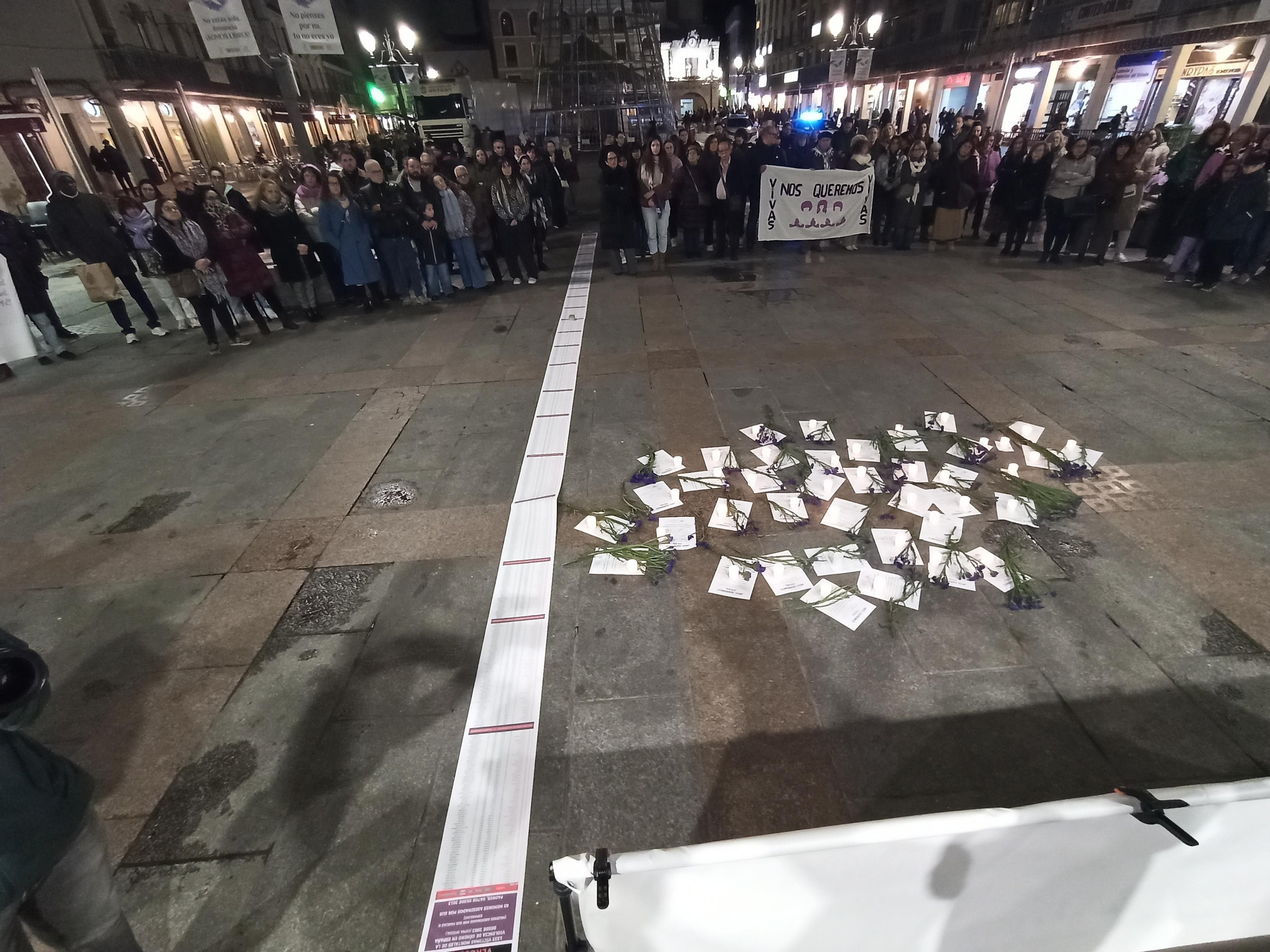 Acto de lectura del manifiesto por el 25N a cargo de  la Asamblea de Mujeres Feministas de Ciudad Real, junto a María de Plena Inclusión y Ani Hinchado de Mujeres Opañel
