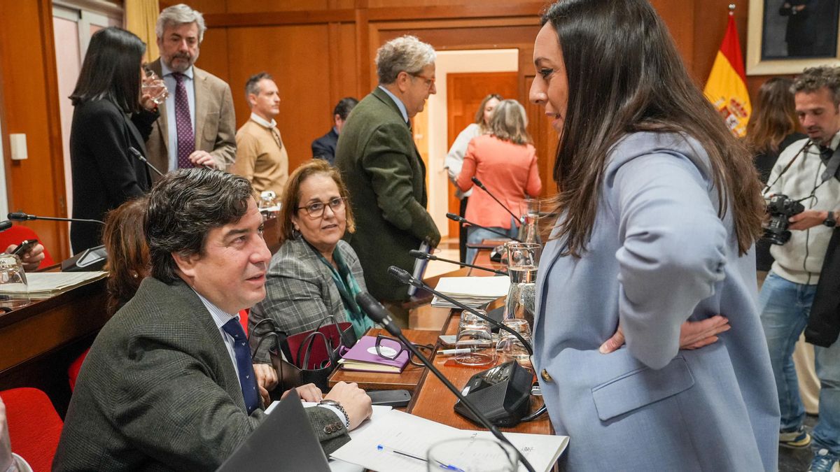 El delegado de Seguridad, Jesús Coca, habla con la edil de Vox Marta León.