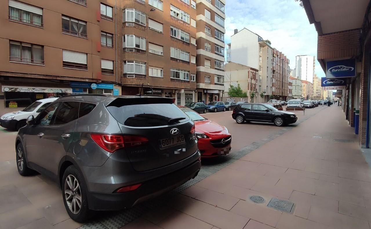 Numerosos vehículos permanecen de manera habitual mal estacionados en Padre Isla entre quejas vecinales.