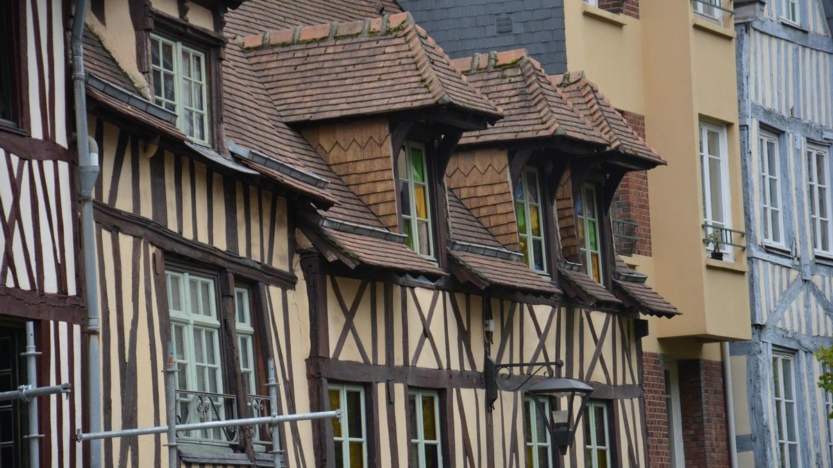 En esta ciudad francesa podrás ver más de 2.000 casas con entramado de madera, pintoresca y colorida arquitectura medieval