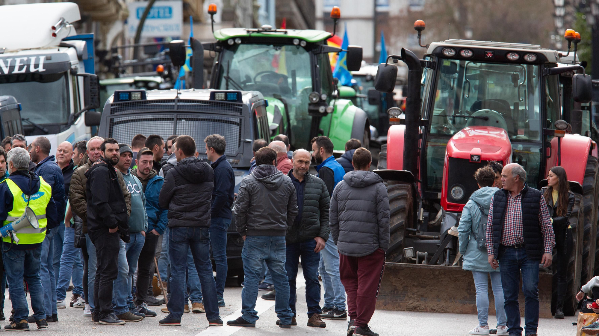 Ganaderos con sus tractores en el centro de Oviedo