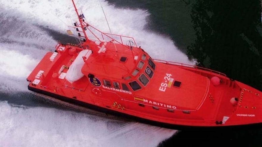 Trasladados al puerto de Tarifa 40 magrebíes rescatados de una patera en aguas del Estrecho