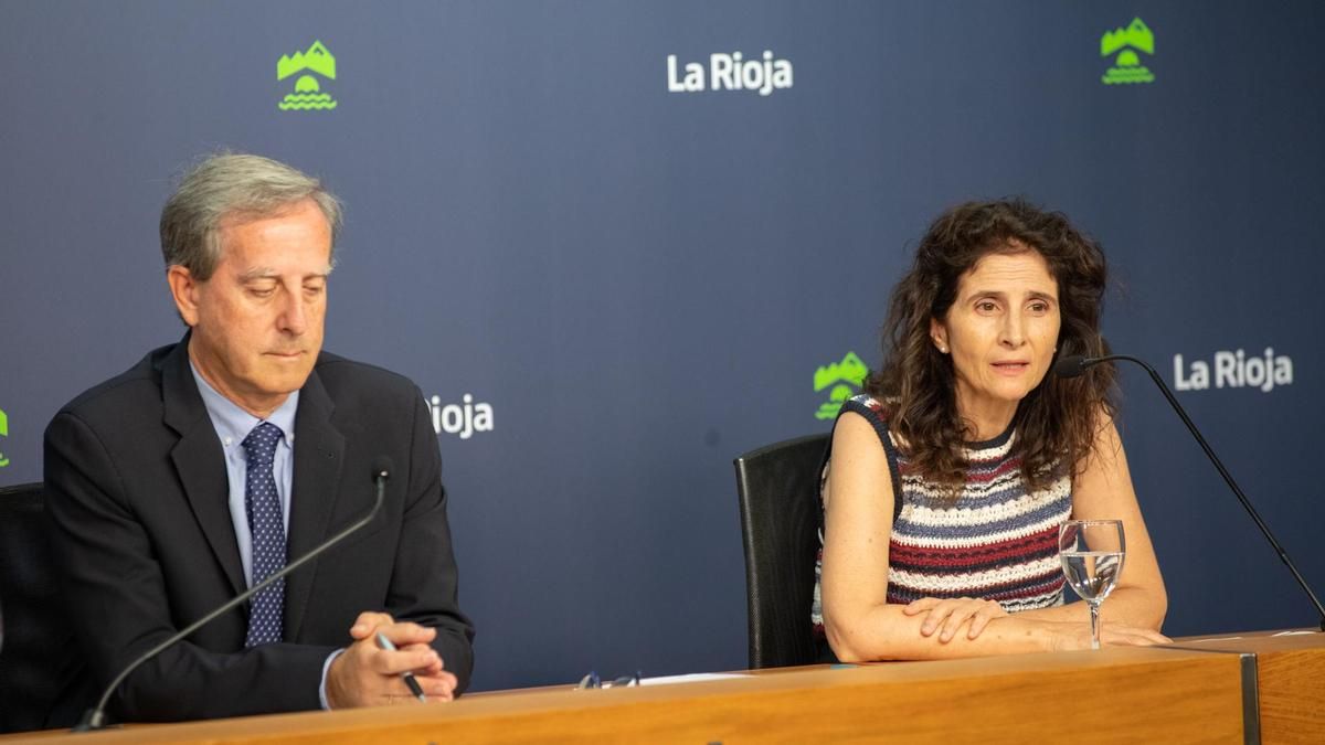 El subdirector general de Estrategia de Salud Mental y Emocional, Carlos Piserra, y la coordinadora de ConectaSuic, Magdalena Pérez