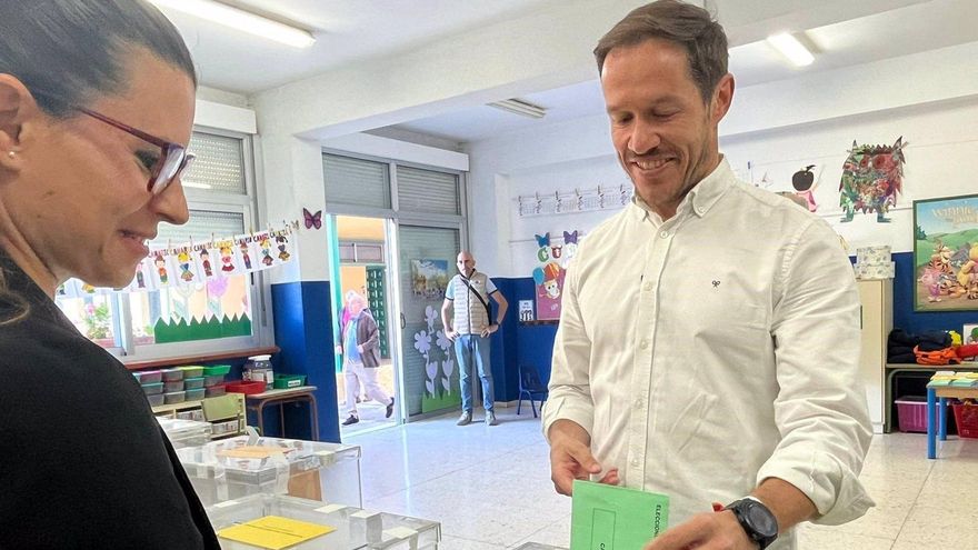 El presidente del Cabildo de La Palma y candidato del PP a la reelección, Mariano Hernández Zapata, depositando su voto este domingo
