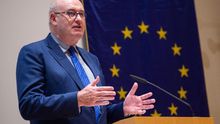 El comisario irlandés anuncia que finalmente no se postulará para la OMC, cargo que también gusta a España
