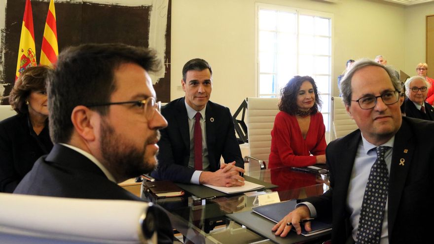 Los representantes del Gobierno y la Generalitat en la reunión de la mesa de diálogo, en febrero de 2020