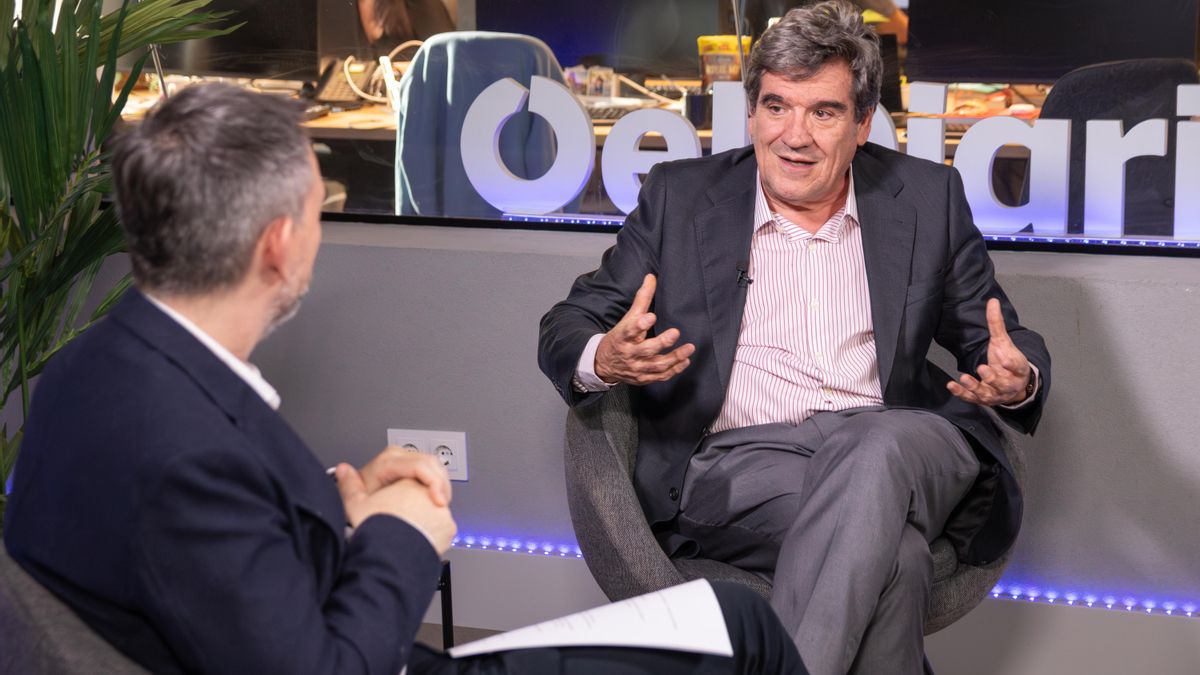 Un momento de la entrevista en el periódico