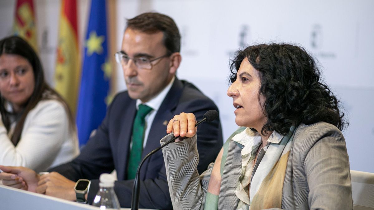 La alcaldesa de Mira, Miriam Lava, tras firmar el Protocolos de Colaboración en Emergencia entre la Consejería de Bienestar Social, Globalcaja.