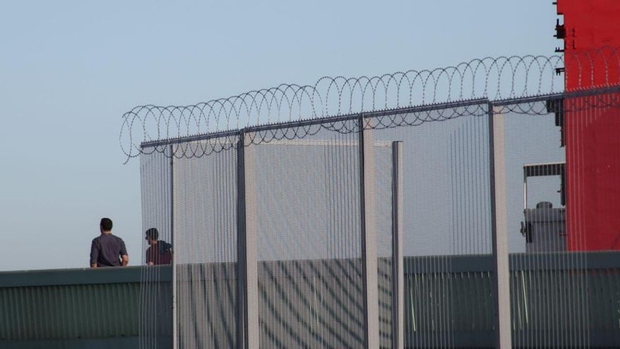 Pasaje Seguro entregará en el Parlamento más de 43.000 firmas contra las concertinas en el Puerto de Santander