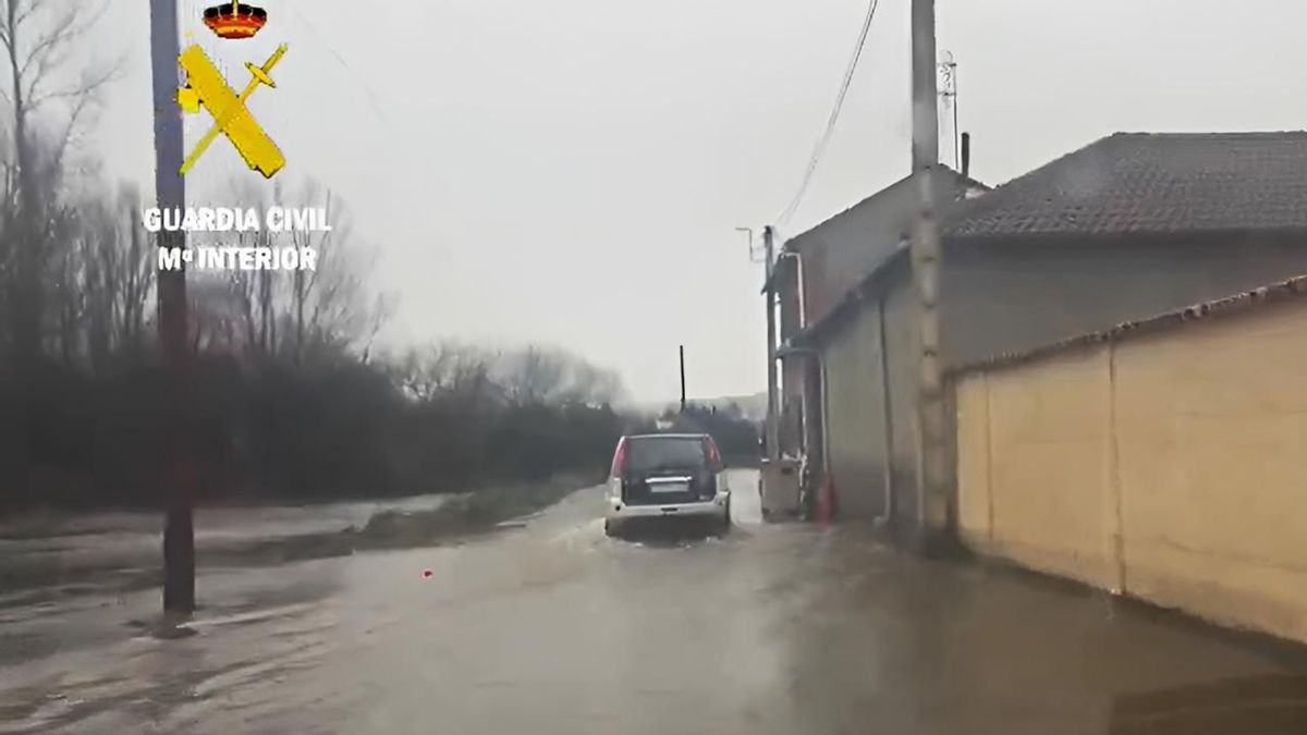 León vigila el colapso de algunos ríos, con carreteras cortadas, seis cauces en alerta máxima y un embalse colmatado