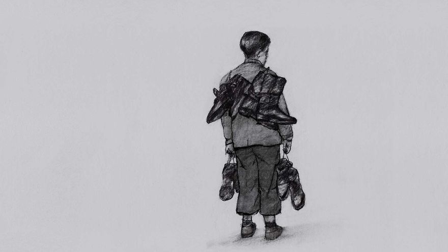 Niño vendedor de botas ambulante