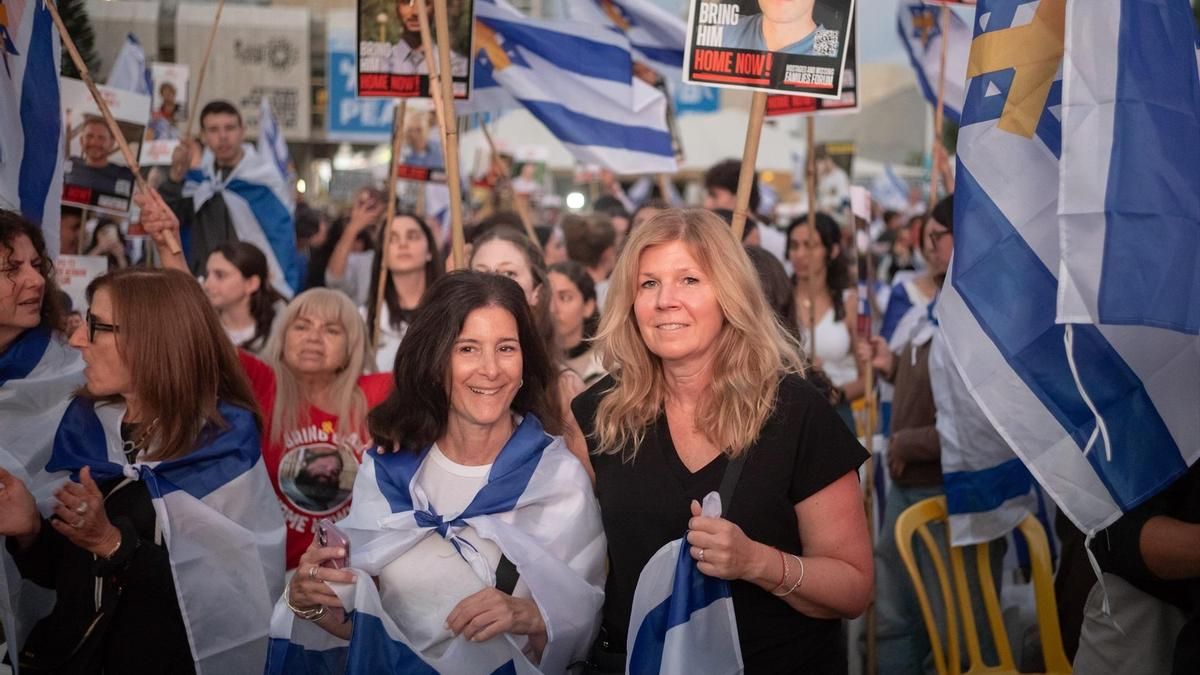 Asistentes a la concentración por la liberación de los rehenes en Tel Aviv, este lunes