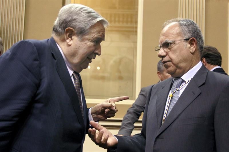 El Diputado del Común, Jerónimo Saavedra (i), conversa con el diputado de La Gomera, Casimiro Curbelo. (Efe).