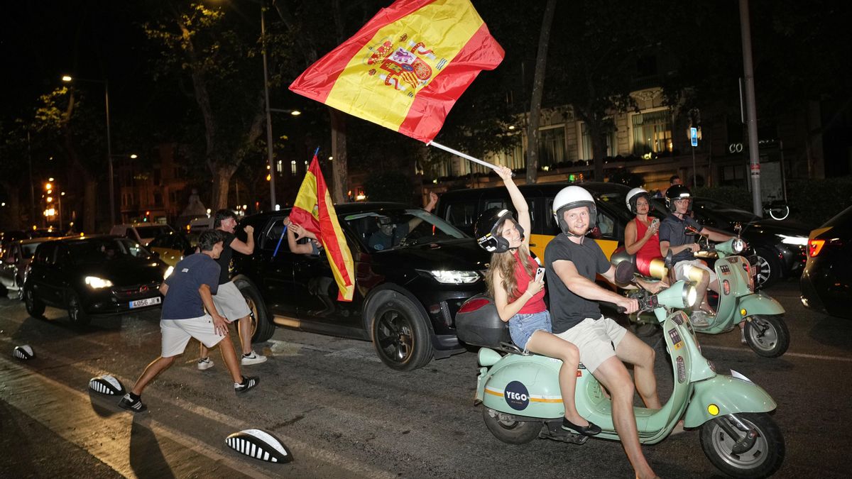 Seguidores y seguidoras celebran por las calles de Barcelona la victoria de la selección española en la final del Mundial 2026 tras derrotar a la selección de Argentina