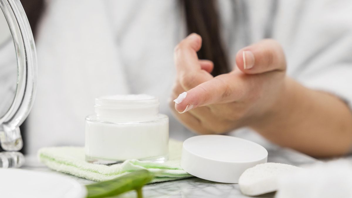 Una dermatóloga explica cómo elegir crema hidratante: “La piel puede tener exceso de grasa y estar deshidratada”