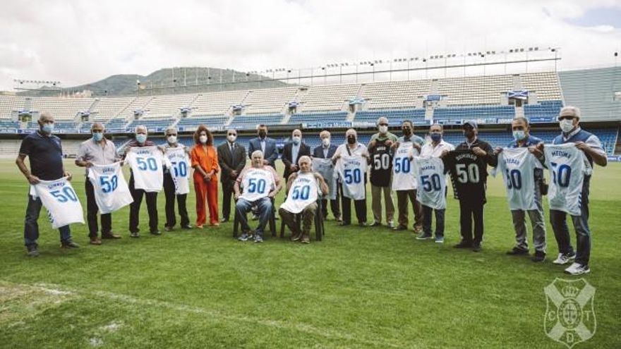 El CD Tenerife rinde homenaje a los campeones de 1971