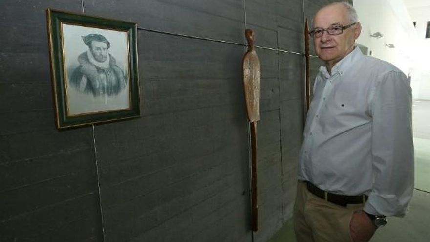 César Sánchez / ICAL El historiador Vicente Fernández 'Tito', en la exposición personal 'Álvaro de Mendaña y el archipiélago de Las Marquesas