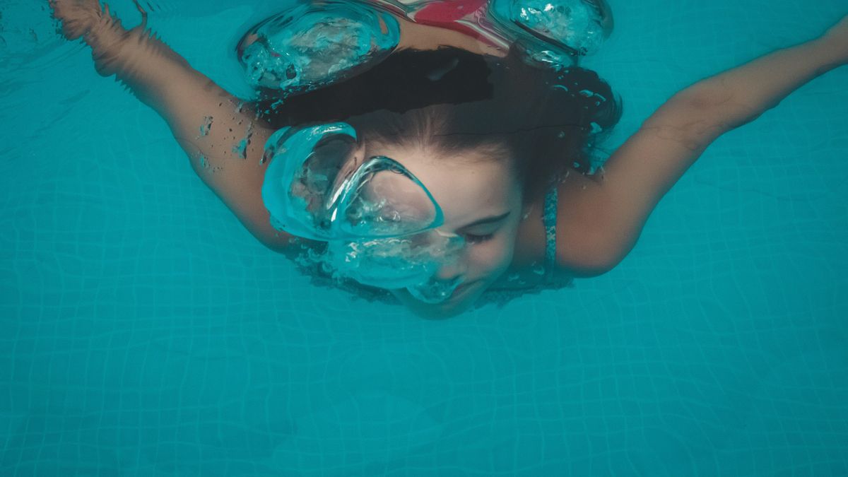 Un óptico advierte sobre los riesgos de bañarse con lentillas: “Funcionan como una esponja”
