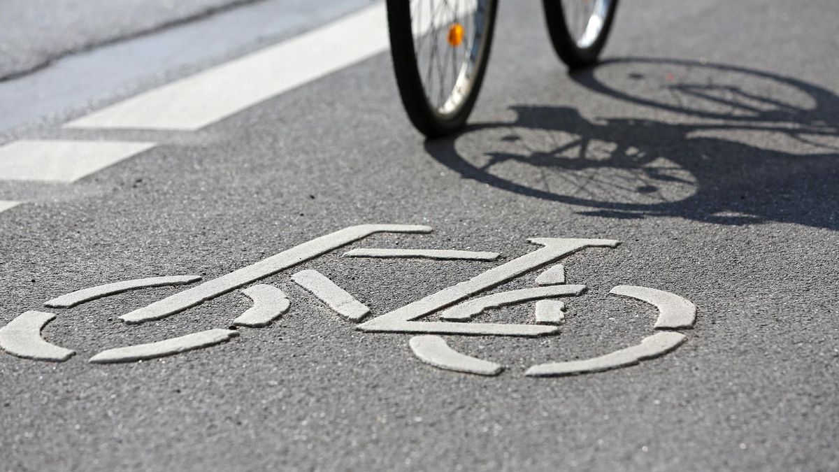 Los ciclistas afrontan nuevas reglas en España desde el 1 de octubre y la DGT fija cómo deberán circular
