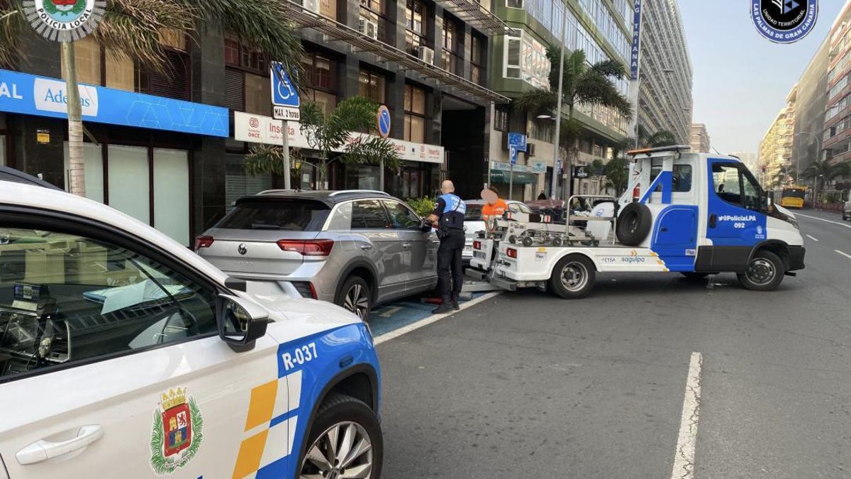 Otro coche más al depósito por aparcar en zona para personas con movilidad reducida sin la tarjeta correspondiente en Las Palmas de Gran Canaria