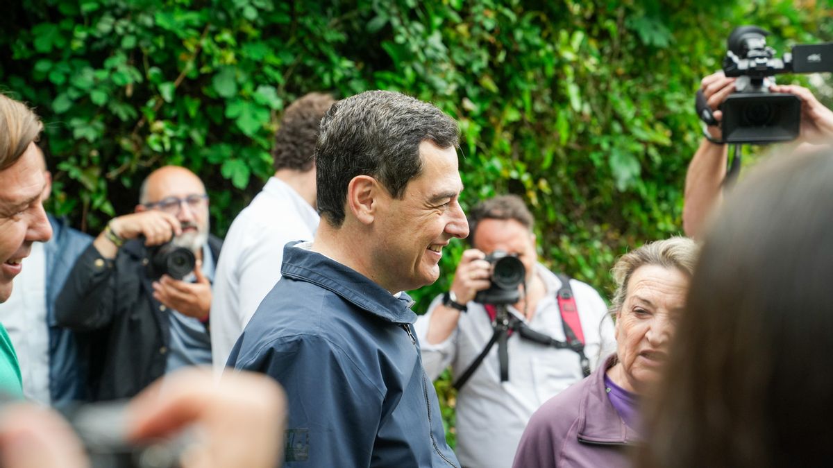 Juanma Moreno recorre el sendero de la fase 3 del Cinturón Verde de Córdoba junto a representantes del PP andaluz