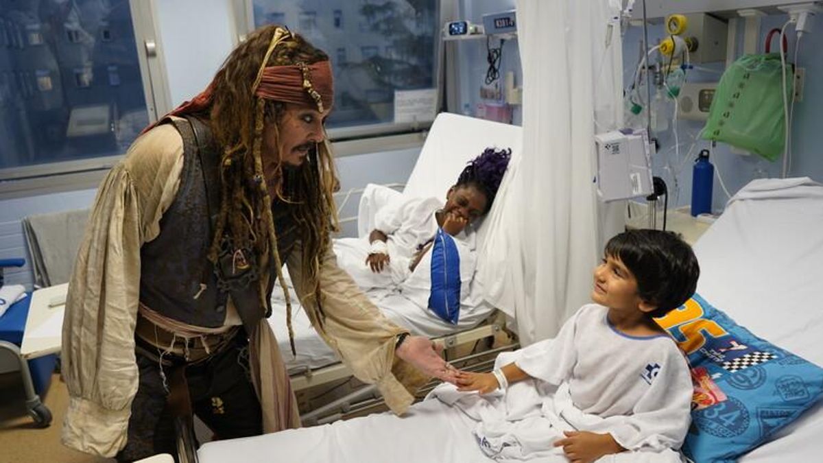 El capitán Jack Sparrow aborda el hospital Donostia: Johnny Depp visita a los niños ingresados