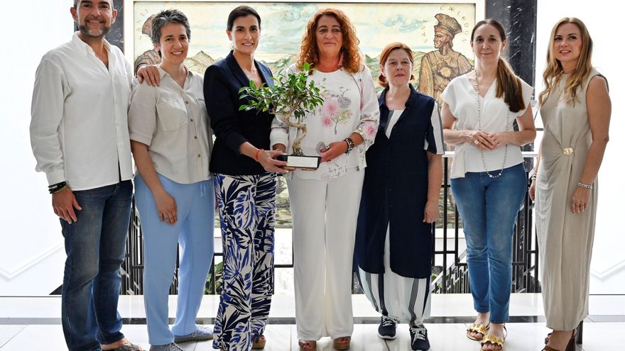 Amada Lois recibe el premio a la autenticidad del comercio de Santander