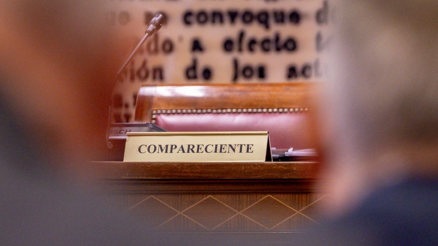 Un asiento de compareciente vacío en una comisión del Senado.