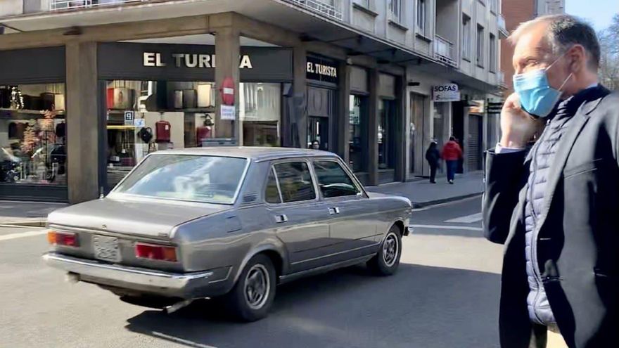 Un hombre con mascarilla en el centro de Vitoria