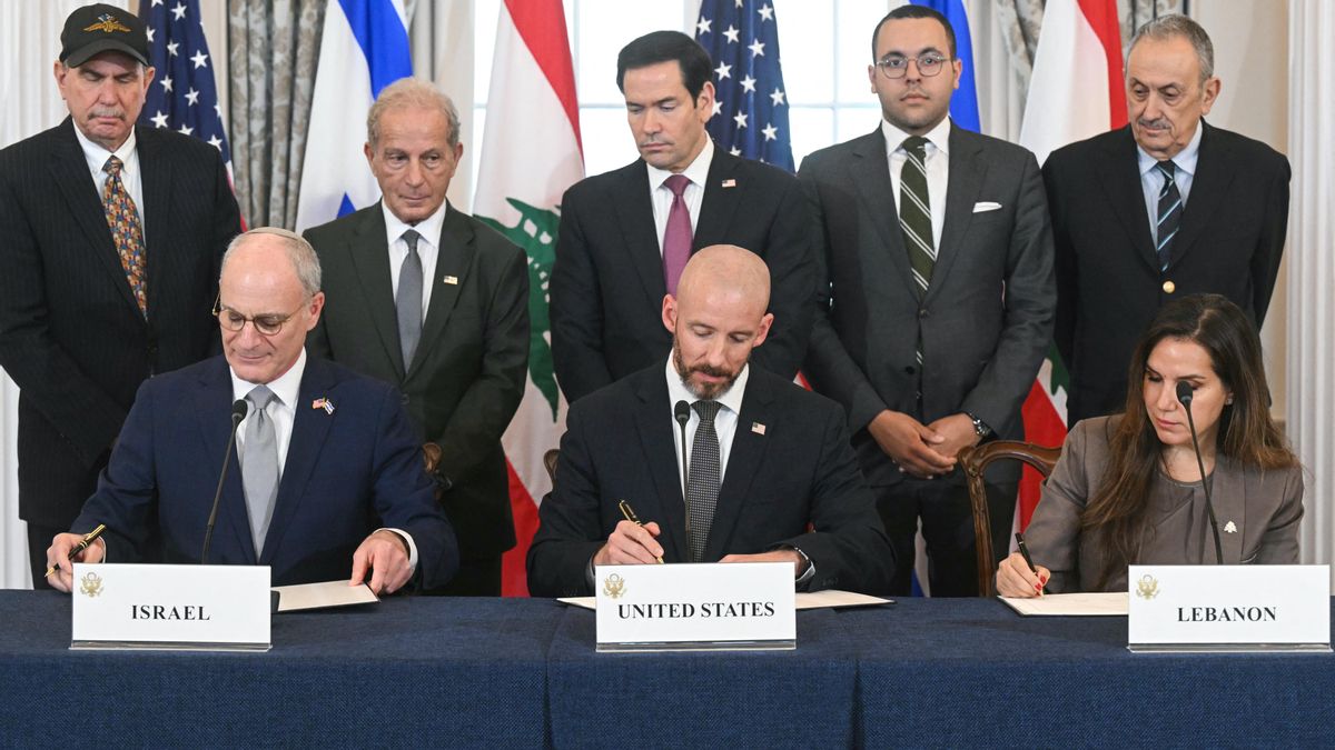 El secretario de Estado de EEUU, Marco Rubio observa cómo (de izquierda a derecha, primera fila) el embajador de Israel en EEUU, Yechiel Leiter; el jefe de gabinete del Departamento de Estado, Daniel Holler; y la embajadora del Líbano en EEUU, Nada Hamadeh, firman un acuerdo marco en Washington.
