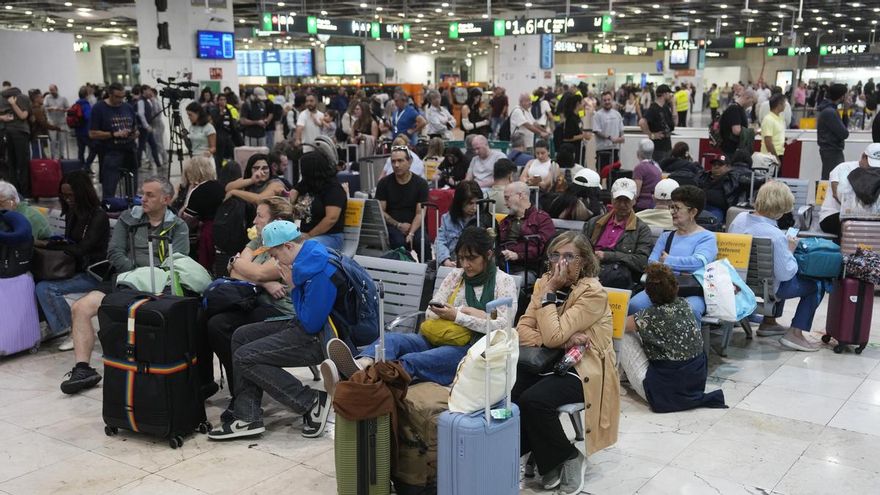 Trenes cancelados y pasajeros reubicados en el tercer día de complicaciones para la alta velocidad entre Madrid y Barcelona