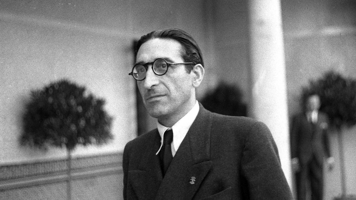 Llegada de Rafael Sánchez Mazas al primer Consejo de Ministros de Franco una vez acabada la Guerra Civil.