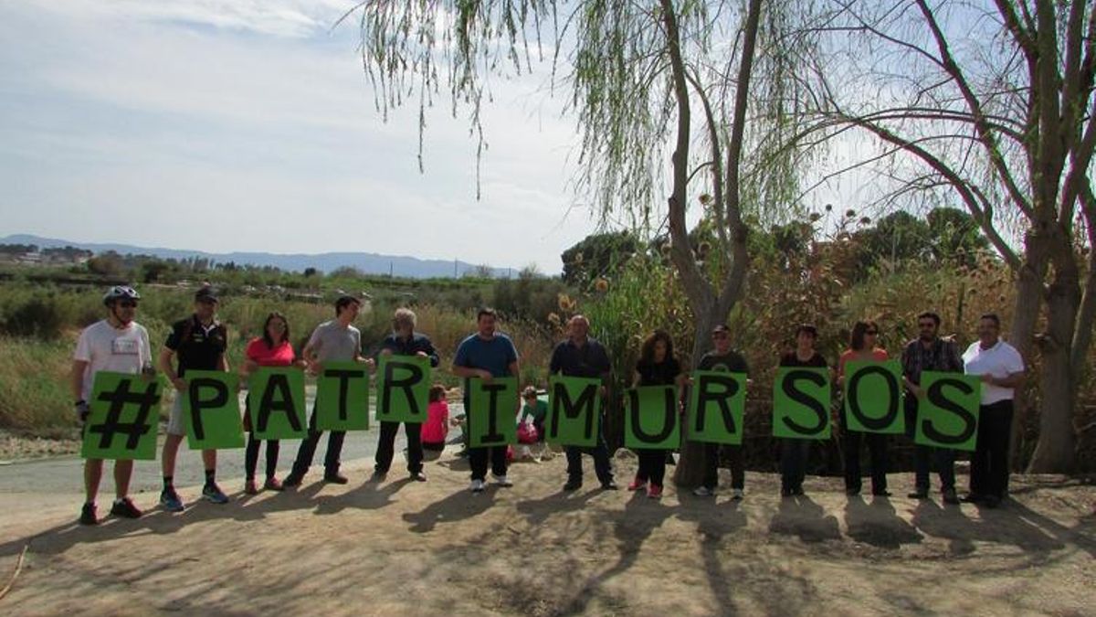 Activistas de Huermur en una acción reivindicativa en la Contraparada, el corazón del sistema de riego de la huerta de Murcia. Huermur