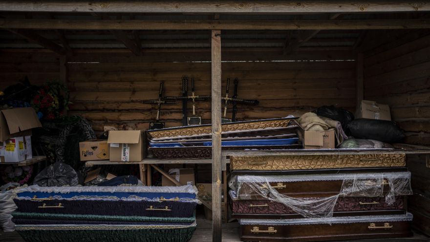 Cientos de personas buscan a sus familiares en las ciudades liberadas tras la retirada rusa: "No sé nada de mi hijo desde hace dos meses"