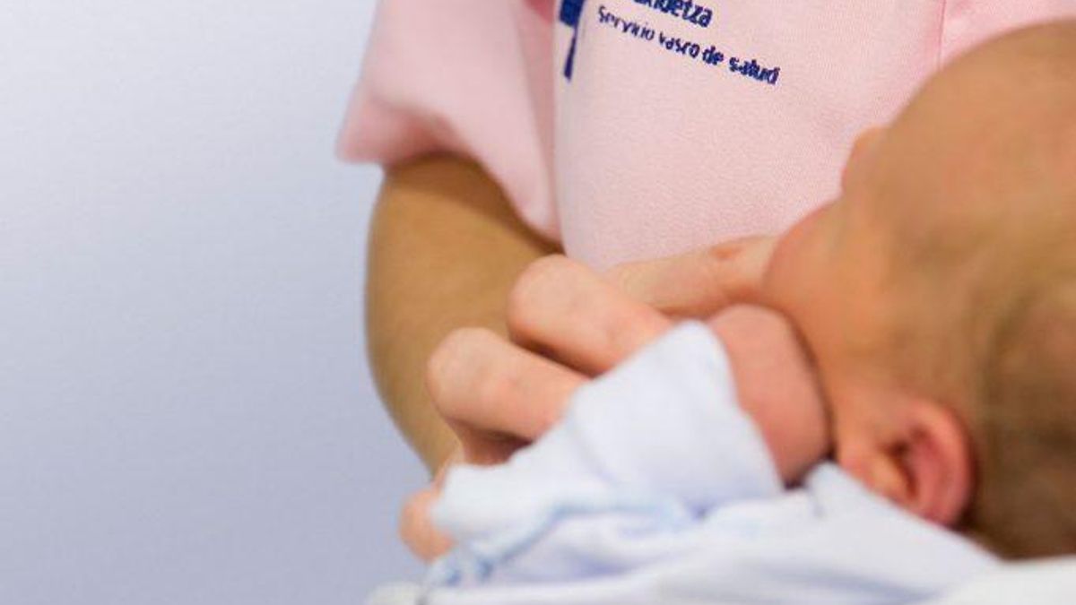 Una profesional de Osakidetza, con un bebé