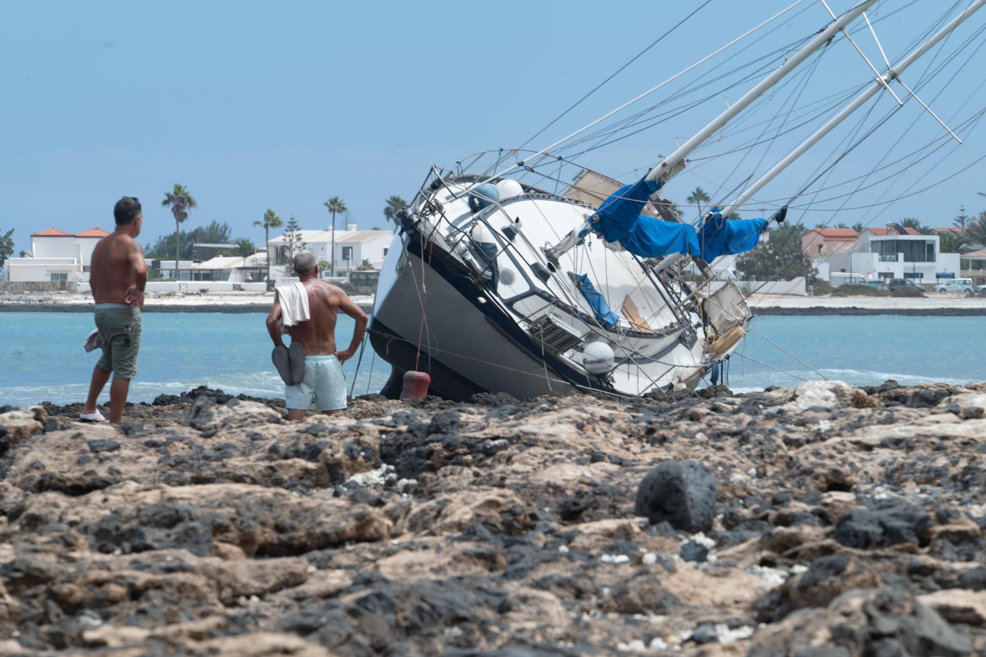 Imagen de un velero que encalló en la costa de Corralejo, en el municipio de La Oliva (Fuerteventura).