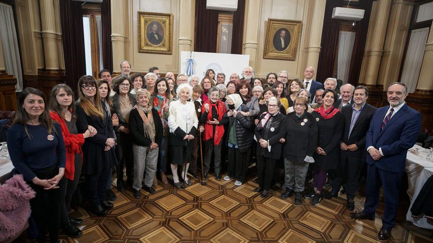 Ordenan retirar a la policía de la Ciudad frente a la casa de CFK pero el Gobierno porteño apelará la medida