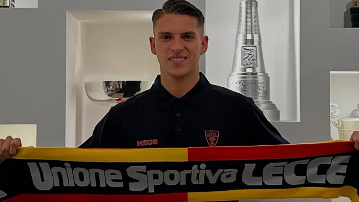 Álex Sala ya posa con la bufanda del Lecce.