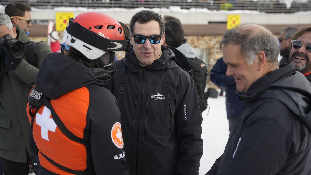 El presidente Juanma Moreno, en la estación de esquí de Sierra Nevada (Granada), donde presentó las nuevas instalaciones este viernes.