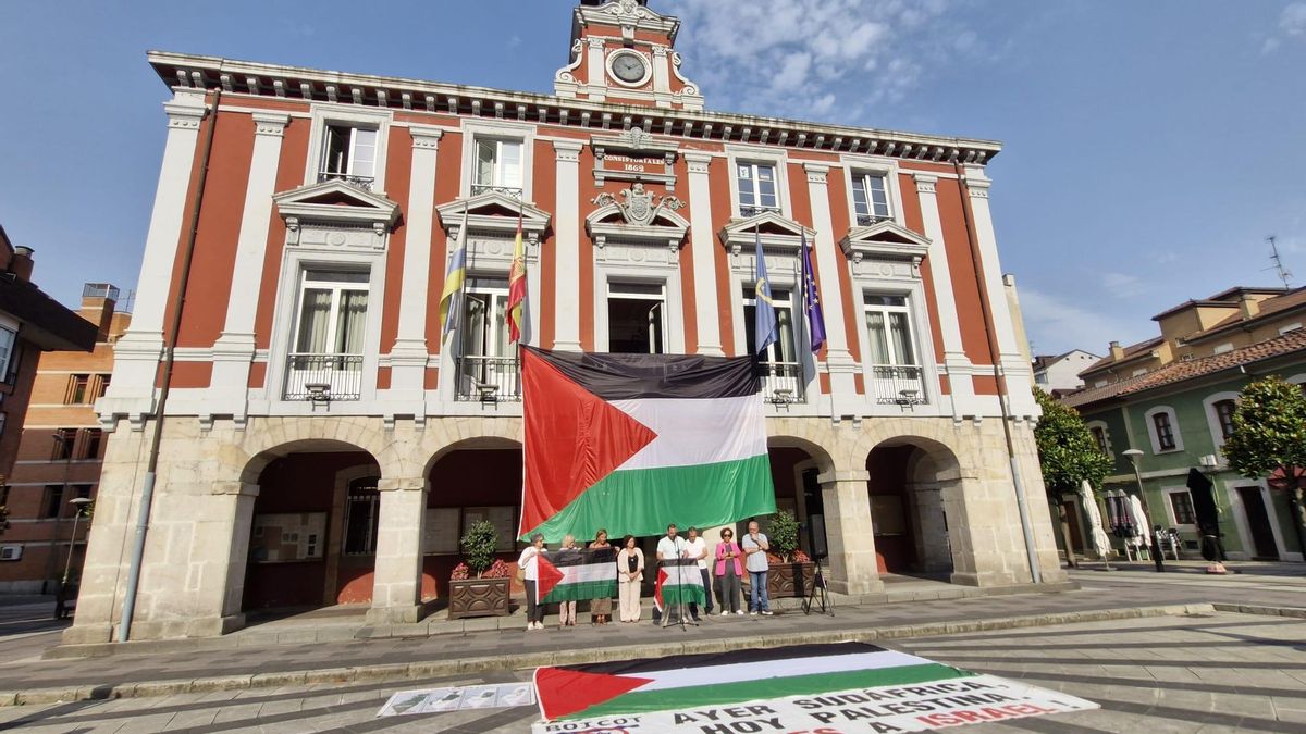 Bandera palestina ondeando en el ayuntamiento de Mieres