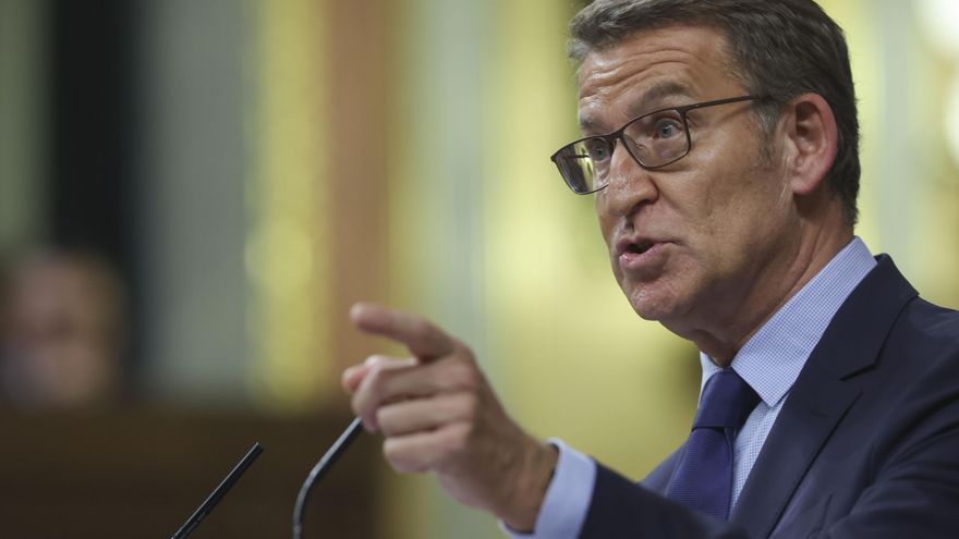 El líder del Partido Popular, Alberto Núñez Feijóo (c), interviene en el primer día del debate de investidura del presidente del Gobierno en funciones, Pedro Sánchez, este miércoles en el Congreso de los Diputados en Madrid. EFE/ Kiko Huesca