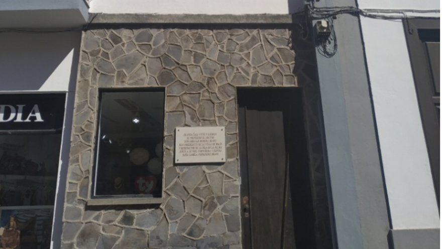 Placa conmemorativa en la casa en que vivió y ejerció el Doctor Amílcar Morera Bravo, en Santa Cruz de La Palma.