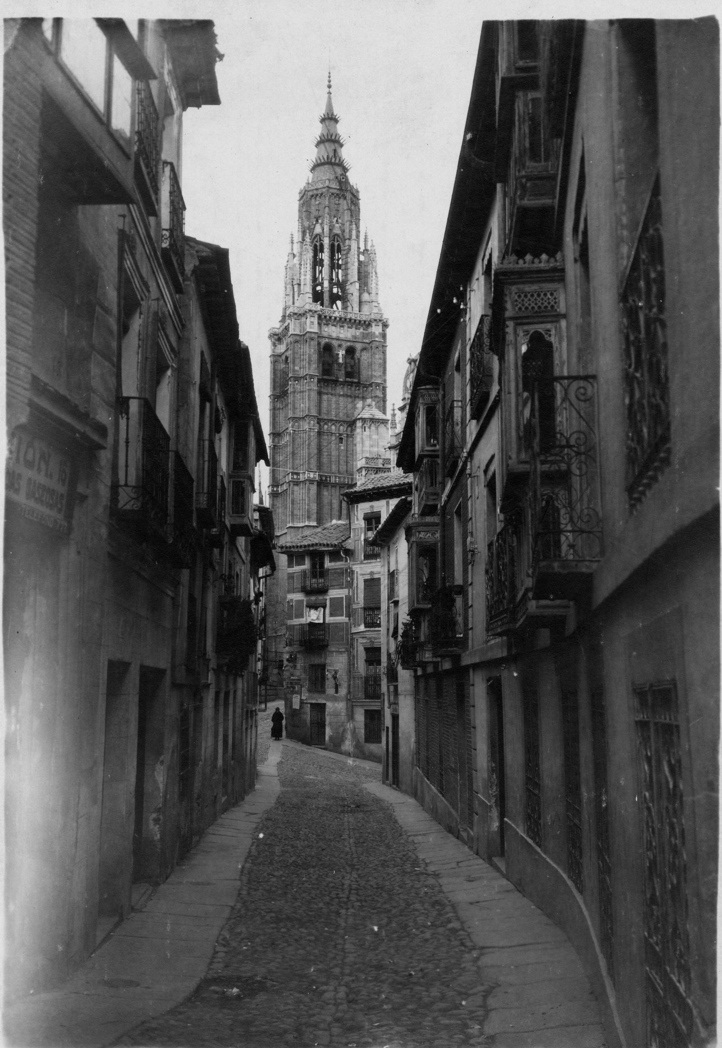 Torre de la Catedral desde la calle Santa Isabel (Toledo). Años 20.