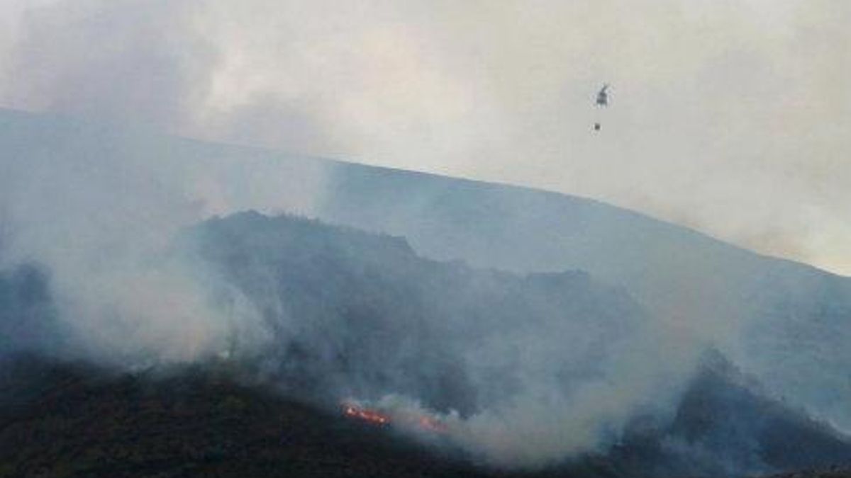 Declarado un incendio forestal junto a las vías del tren en Santa Lucía de Gordón, en la Montaña central leonesa