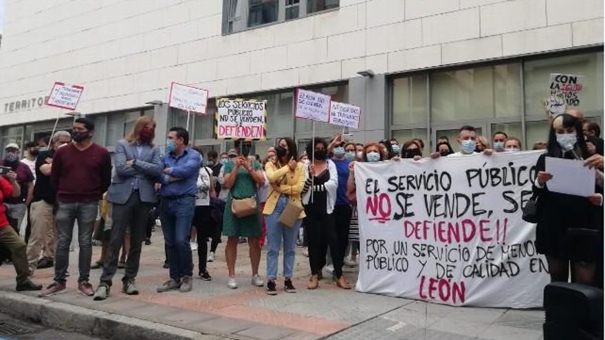 Los procuradores leoneses Nuria Rubio (PSOE), Pablo Fernández (Podemos) y Luis Mariano Santos (UPL) en la protesta.
