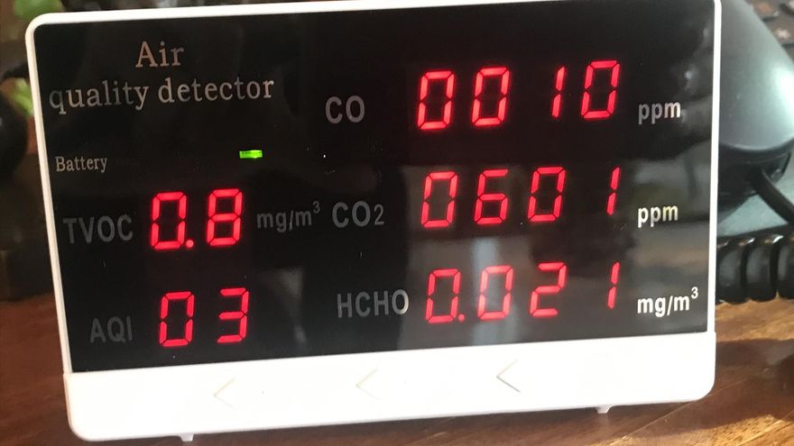 Imagen de archivo de un medidor de CO2 para evaluar la calidad del aire -