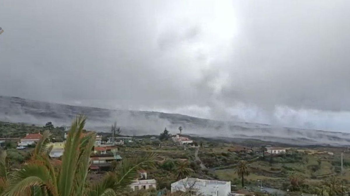 Coladas humeantes en La Palma este lunes, día 28. / FOTO: INVOLCAN