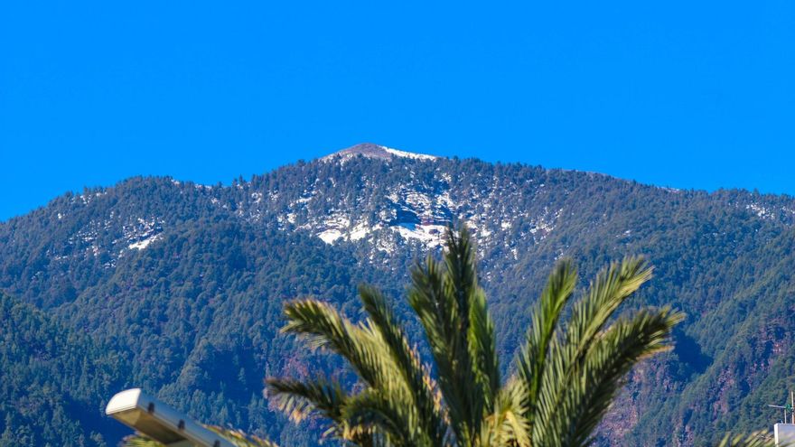 La nevada vista de Santa Cruz de La Palma.