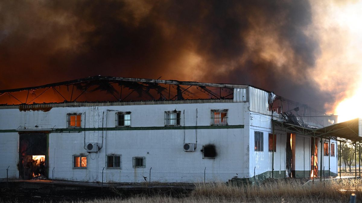La nave de Palma de Río, consumida por el fuego.